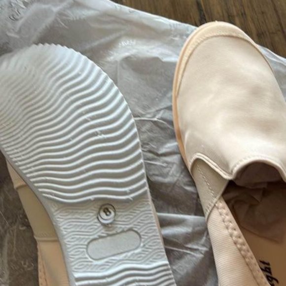 NWT Women's Lightweight Beige Slip on Shoes - Picture 4 of 4